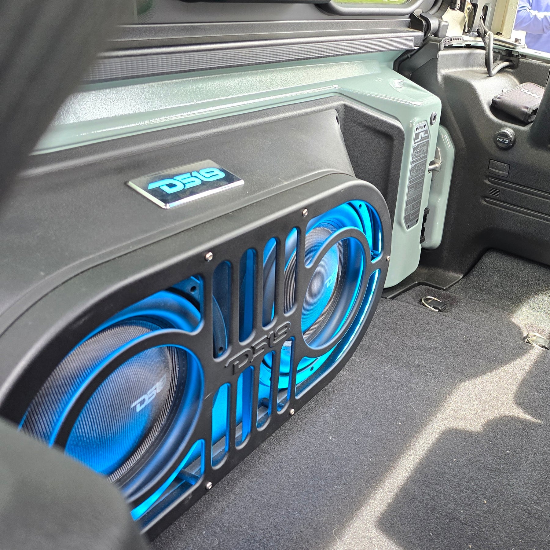 Caja para subwoofer en portón trasero de Jeep TJ, JK/JKU y JL/JLU con dos subwoofers delgados de 10"