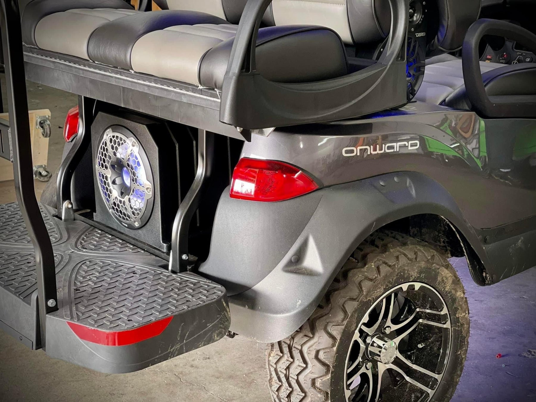 Caja acústica para subwoofer marino doble de 10" con radiador pasivo de 10" y luces LED RGB, 350 vatios RMS, 4 ohmios (NXL-10SUB incluido). 